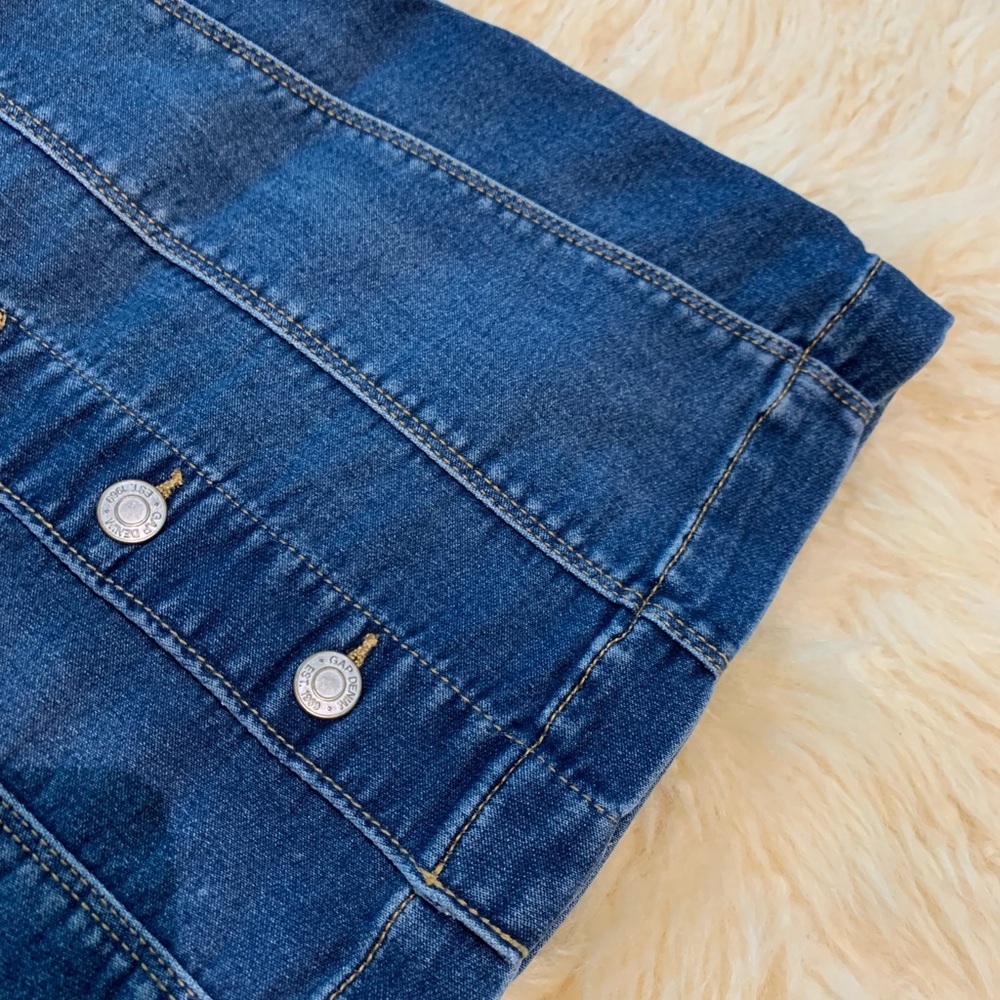 NWOT Gap1969 short dark blue denim skirt with front buttons - Picture 3 of 5